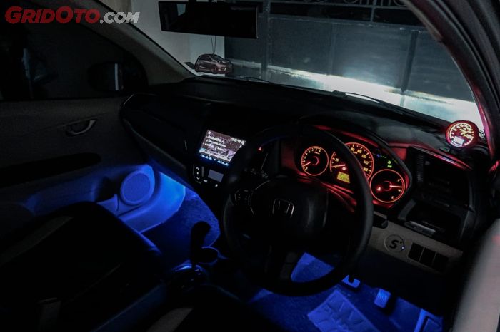 Video modifikasi Honda Brio bertamoang racing look namun turut bermain audio