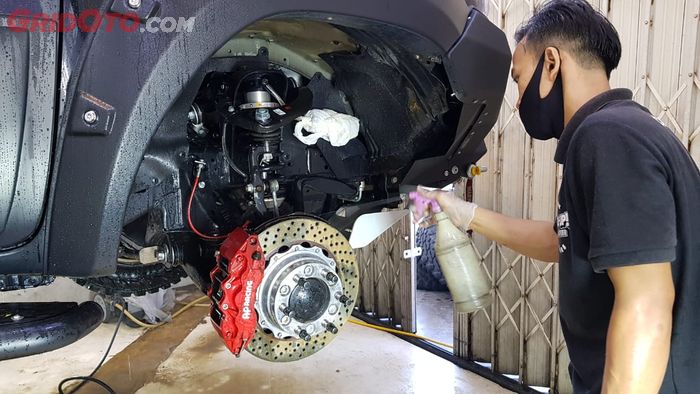 Aplikasi Engine Degreaser dalam Undercarriage Detailing