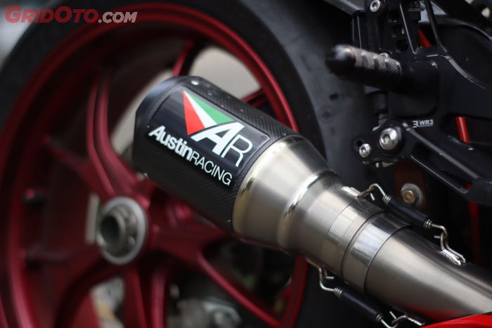 Knalpot Austin Racing dipilih biar suara mesin 2 silinder Honda CBR250RR semakin keluar.