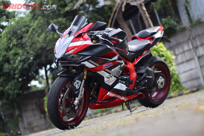 Modifikasi Honda CBR250RR ini mantap pilih cutting sticker di bodinya sob.