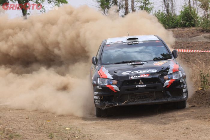 ilustrasi mobil reli sedang belok