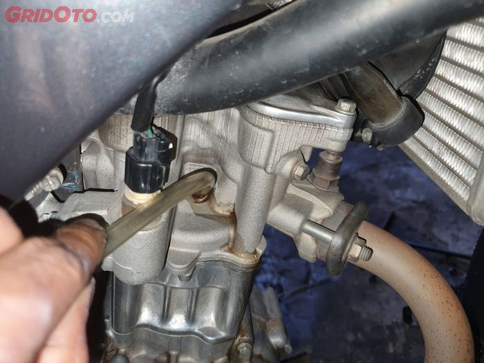 Setelah didiamkan 10 sampai 15 menit, cairan gurah mesin atau carbon cleaner dihisap oleh mesin khusus