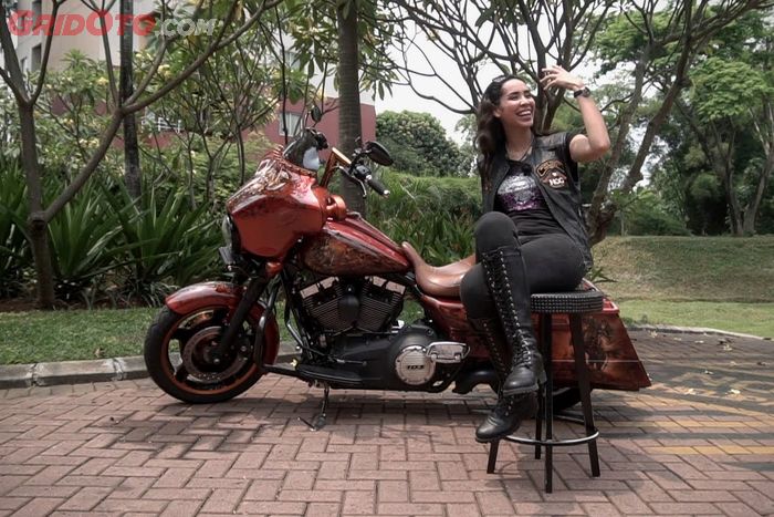 Puti Robyn saat bercerita soal hobi motornya dan teman-teman pilot bikers miliiknya.