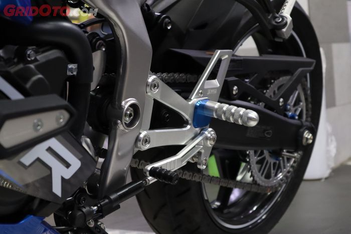 Opsi modifikasi Kawasaki Ninja ZX-25R tambah sporty pakai footstep underbone WR3.