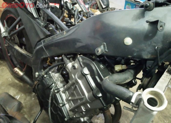 Mesin Honda CBR250RR terpasang di rangka Yamaha V-Ixion.
