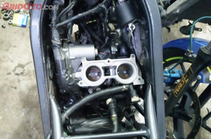 Proses setting posisi throttle body CBR250RR di rangka Yamaha V-Ixion