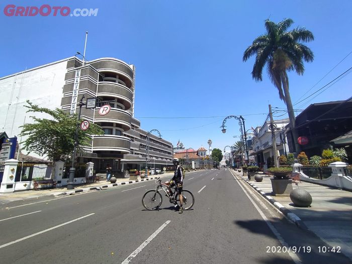 Penulis menyusuri jalan Asia Afrika Kota Bandung dengan sepeda