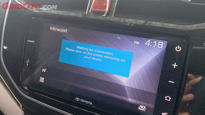 Proses mirroring di head unit Toyota Rush