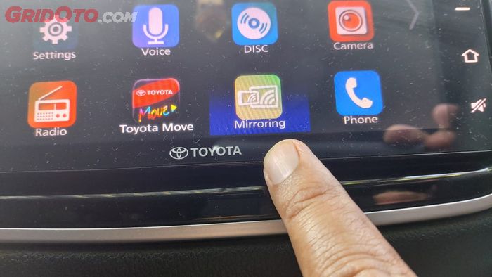Aplikasi mirroring di head unit Toyota Rush