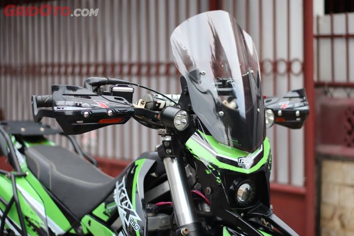 Area depan di Kawasaki KLX 250 ini unik, ada projie HID plus windshield.