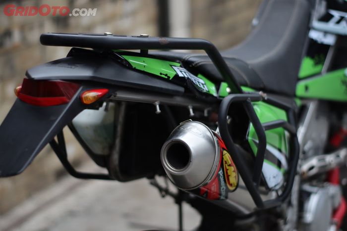 Knalpot FMF plus breket bagasi tambahan biar semakin mumpuni dibawa touring.