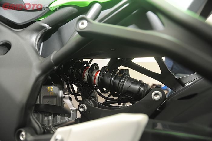 Test-Ride-Kawasaki-Ninja-ZX-25R_suspensi belakang rebahan, dilengkapi setelan preload