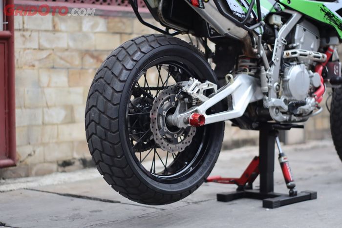 Kaki belakang Kawasaki KLX 250 supermoto ini super gambot!