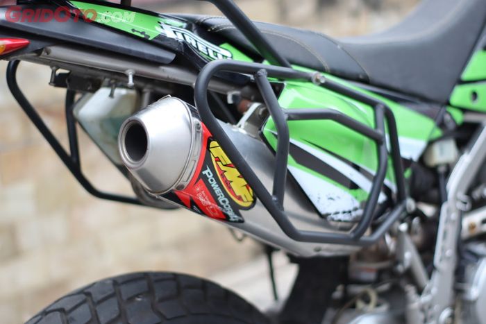 Breket samping di Kawasaki KLX 250.