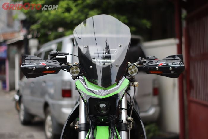 Unik nih, Kawasaki KLX 250 pakai windshield biar aman dipakai touring.