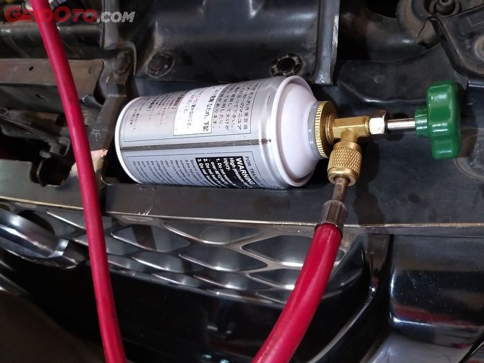 Ilustrasi. Gas refrigerant kurang kerap jadi penyebab AC mobil panas.