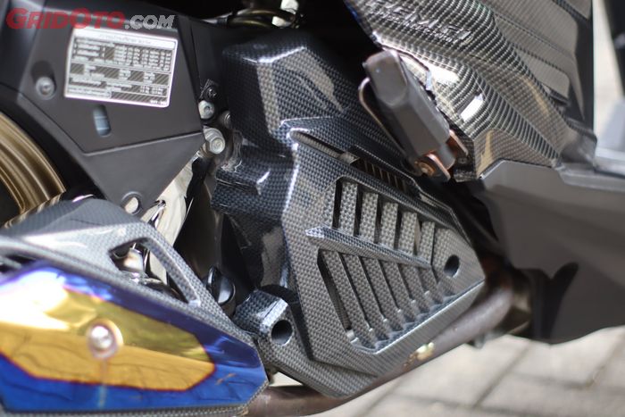 Aksen carbon WTP di Honda Vario 125 milik Gilang.