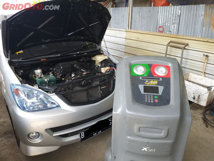 Proses isi freon AC mobil