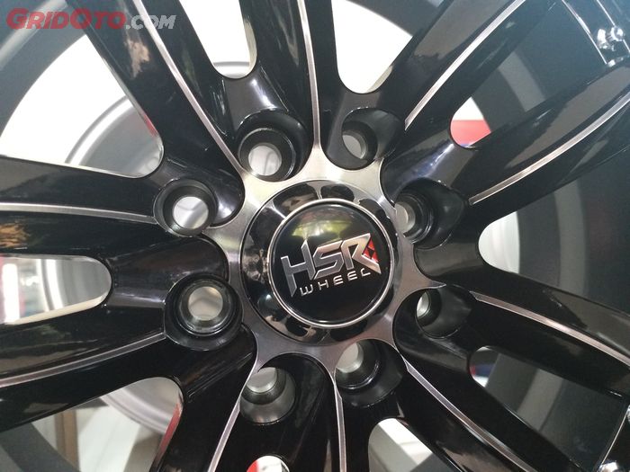 Warna pelek aftermarket gabungan hitam dan polish