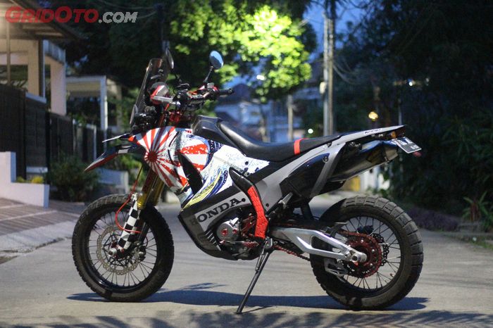 Modifikasi Honda CRF250 Rally diubah menjadi supermoto agar lebih nyaman saat turing