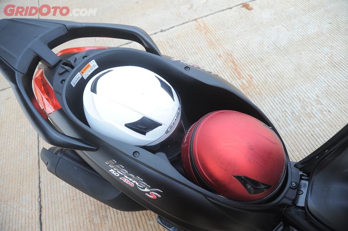 Bagasi Medley S 150 i-get bisa memuat 2 buah helm