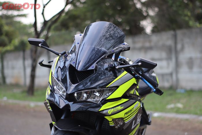 Cuma Rp 600 ribuan bikin muka Ninja ZX-25R tambah sporty pakai visor aftermarket. 