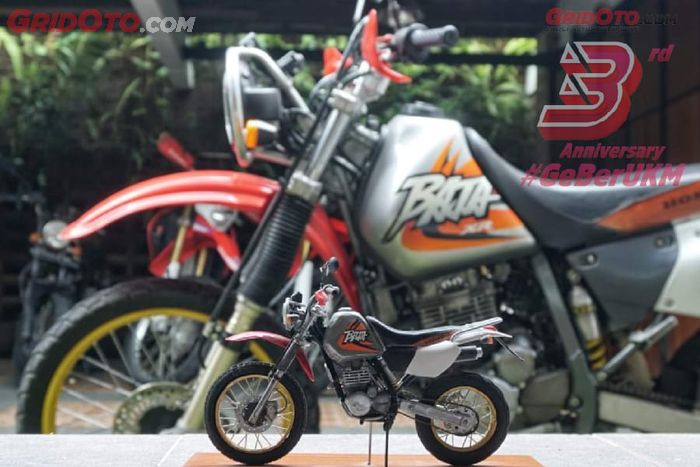 Miniatur Honda XR250 Baja karya Mang Epi, milik Subkhi Kuncorojati di Magelang bersama motor aslinya