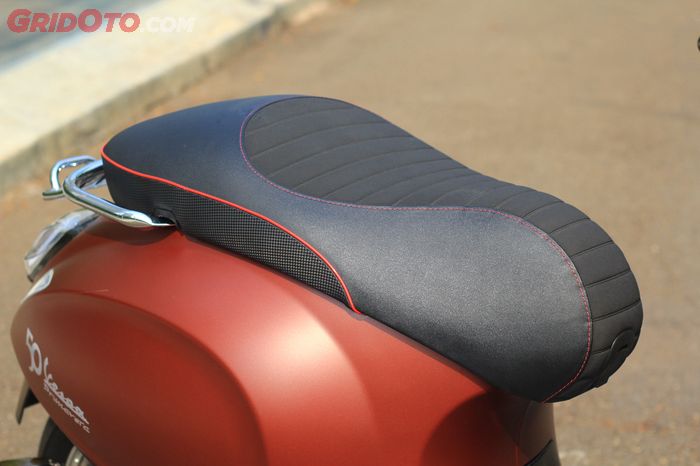 Jok comot dari Vespa Sprint Carbon, sudah single seat dan punya aksen carbon