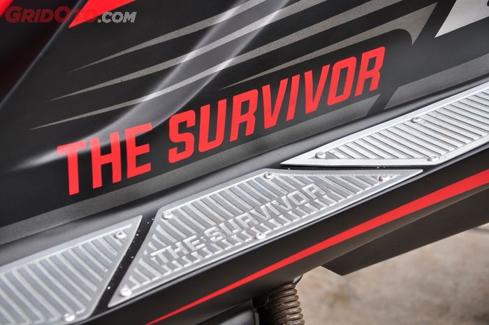 Pijakan kaki dengan tulisan &lsquo;THE SURVIVOR&rsquo;, nama untuk BeAT ini, yang dibuat menggunakan metode laser cutting