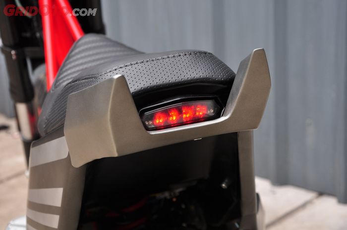 Stoplamp LED 3 in 1 tersembunyi secara apik di buritan BeAT skutom ini