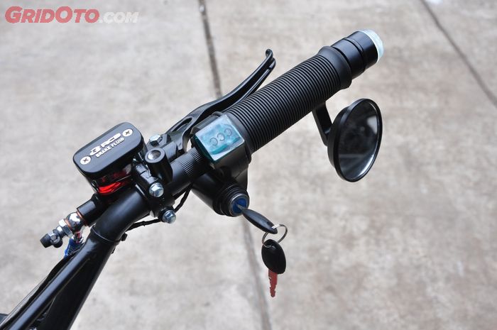 Daya baterai BeAT listrik ini dapat dicek via layar mungil di setang sebelah kanan