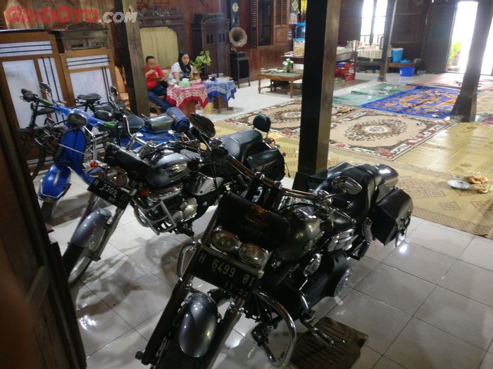 Nuansa klasik rumah Joglo dengan koleksi motor klasik terparkir di dalamnya