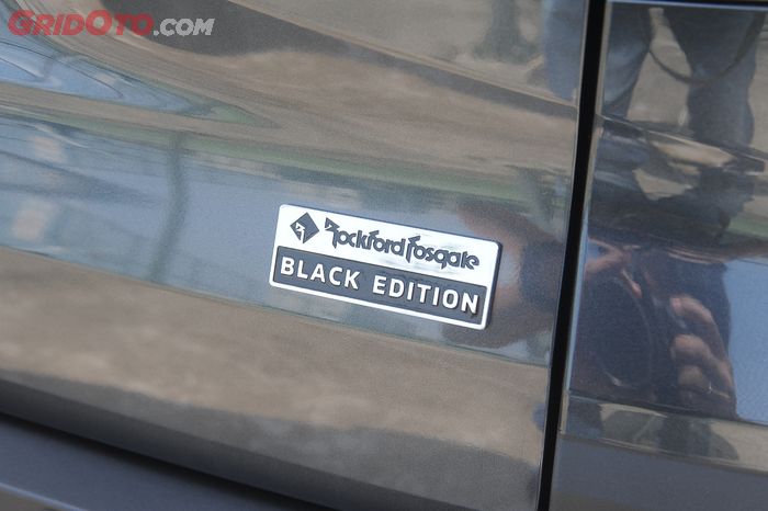 Terdapat emblem di pintu bagasi Xpander Cross Rockford Fosgate Black Edition