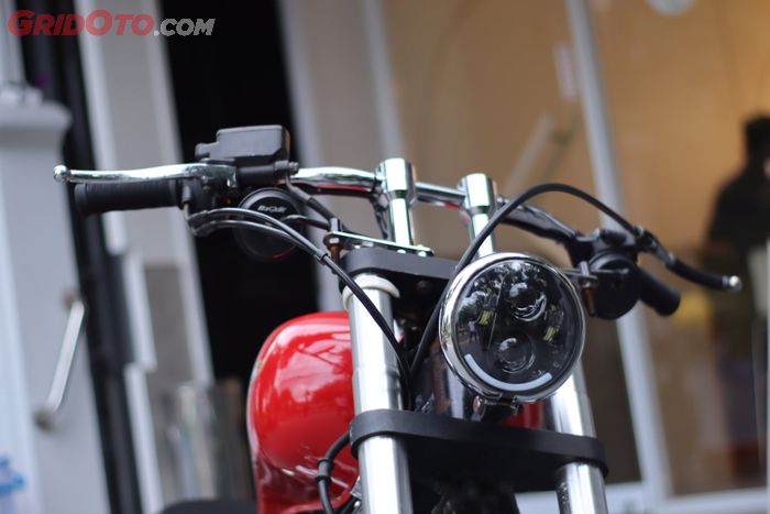 Area depan terlihat makin bobber dengan penggunaan stang custom dan headlamp daymaker.