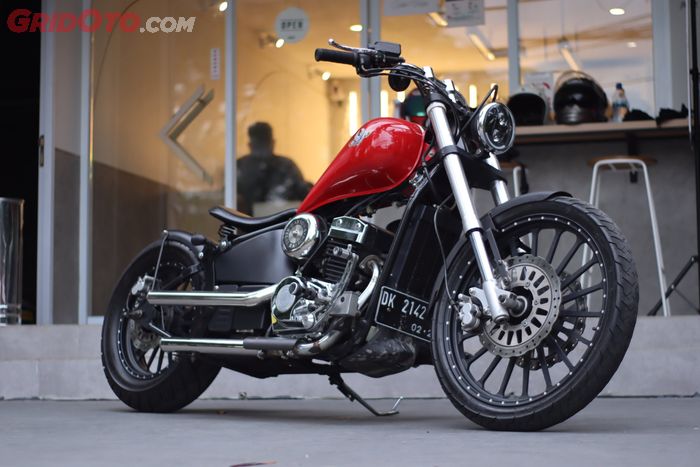 Rombak Regal Raptor Daytona 350 ala bobber dengan jok single, ubah bagian ini.