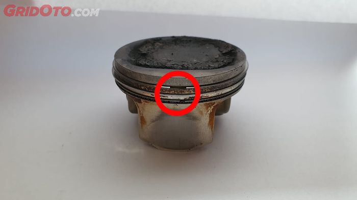 Bercak coklat ini menandakan kalau ada oli yang menyelinap ke dinding piston akibat ring lemah, terlihat pada permukaan atasnya ada noda coklat juga