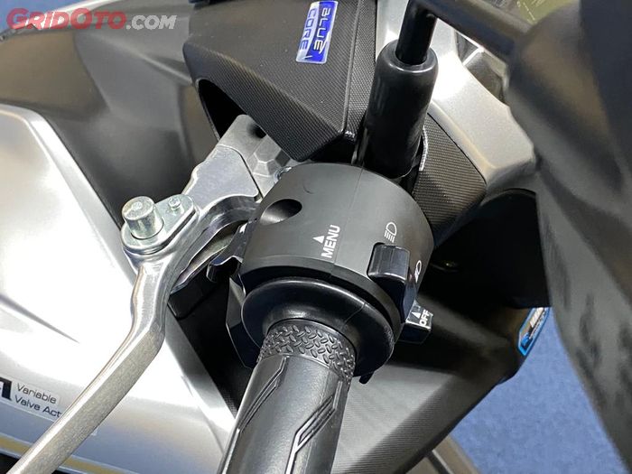 Untuk mengganti informasi pada spidometer All New Aerox 155 Connected cukup tekan tombol di sakelar kiri sisi depan yang bertuliskan Menu