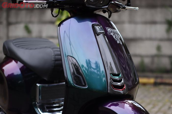Pilih warna bunglon di bodi Vespa Sprint ini.
