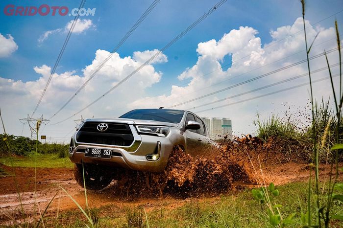 Penjualan Toyota Hilux mengalahkan Mitsubishi Triton
