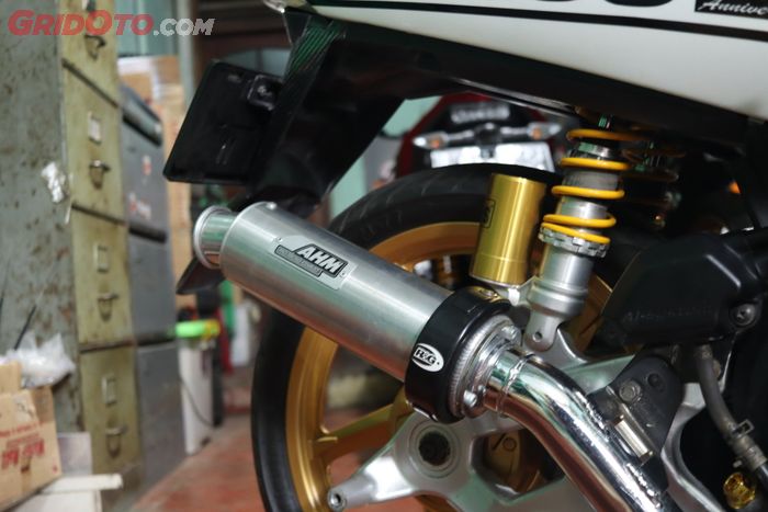 Knalpot pakai AHM plus sokbreker Ohlins.