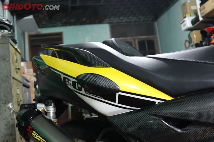 Pakai livery 60th Anniversary Yamaha yang khas plus lapisan carbon kevlar di sekujur bodi Yamaha XMAX ini.