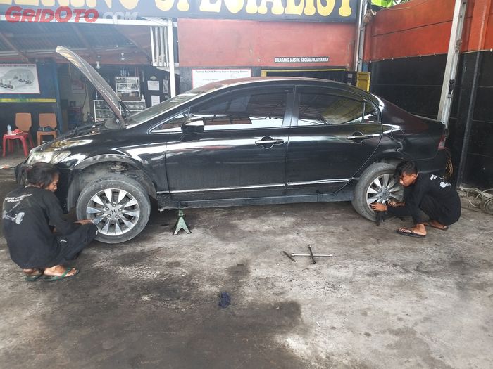 Cek kelurusan roda setelah servis power steering dengan benang