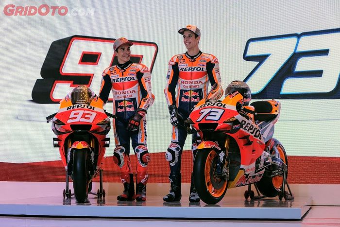 Marc Marquez (kiri) dan Alex Marquez (kanan) di launching tim pabrikan Honda MotoGP di Jakarta, Indonesia awal tahun 2020. 