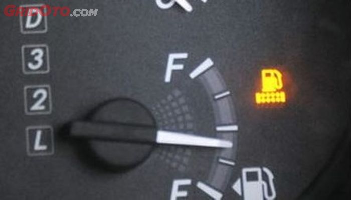 Ilustrasil lampu indikator solar menyala