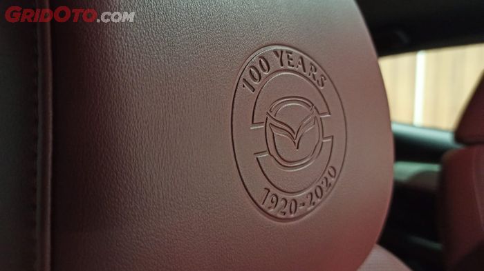 Sandaran kepaka Mazda3 ada embos 100 years 