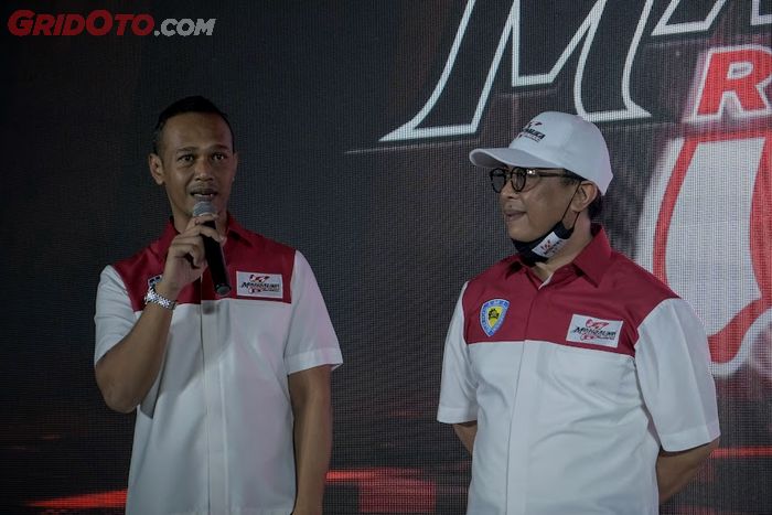 Febby Sagita (kiri) selaku Direktur Teknis Mandalika Racing Team Indonesia (MRTI).