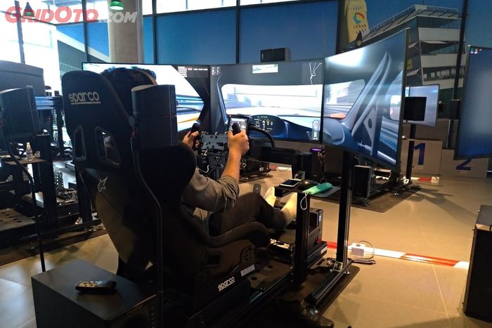 Cukup Rp 100 ribuan, sobat bisa mencicipi sensasi sim racing atau balap mobil virtual dengan simulator canggih di P1 ADMI