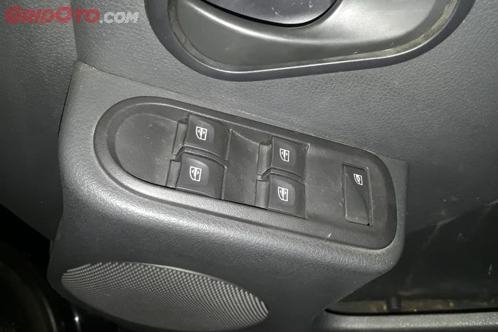 Switch power window Renault Duster di pintu bagian pengemudi rawan rusak.