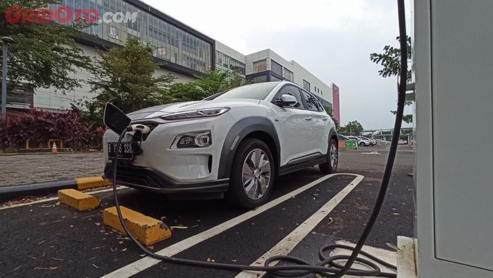 Hyundai Kona Electric sedang isi daya listrik di SPKLU dengan harga Rp 1.357 per Kwh