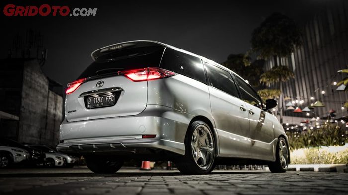 Bagian belakang modifikasi Toyota Estima juga di-facelift